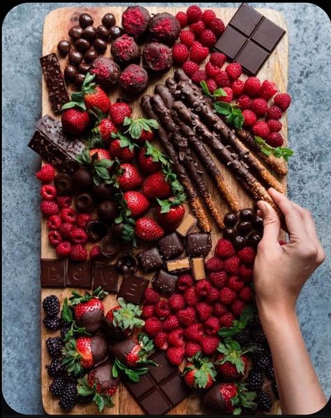 Christmas Dessert Charcuterie, Holiday Charcuterie Board Ideas, Christmas Dessert Charcuterie Board, Candies Homemade, Christmas Dessert Tray, Red Platter, Breakfast Charcuterie Board, Holiday Charcuterie Board, Dessert Charcuterie Board