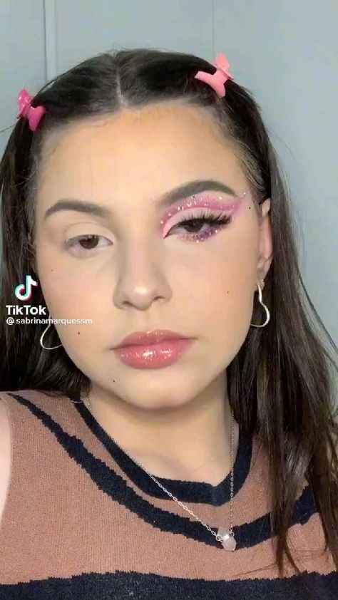 Make Up For Barbie, Concert Glam Makeup, Cute Eye Looks Eyeshadows, Simple Makeup Looks With Color, Karol G Makeup Ideas, Awesome Makeup Looks, Pink Eyeshadow For Hooded Eyes, Pink Makeup Rhinestones, Rbd Concert Makeup