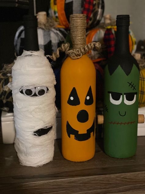 Diy Halloween Kitchen Decor, Halloween Wine Bottle Crafts, Décoration Table Halloween, Veselý Halloween, Halloween Wine Bottles, Spooky Diy, Bricolage Halloween, Table Halloween, Halloween Decoration Ideas