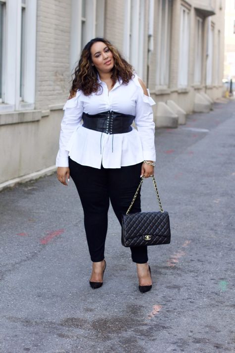 Corset belt trend Corset Belt Outfit, Lazy Fashion, Simple Spring Outfits, Plus Size Corset, Big Girl Fashion, Corset Belt, Moda Plus, Spring Outfits Women, Moda Plus Size