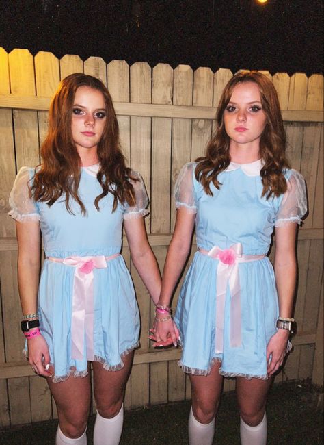 shining twins halloween costume Shining Twins Makeup, Twin Girl Halloween Costumes, Twin Girl Costumes, Twin Day Ideas, Shining Twins Costume, Two Person Halloween Costumes, Warm Halloween Costumes, The Shining Twins, Twin Costumes