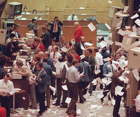 The Black Monday of 1987 in historical photographs, 1987 Black Monday 1987, Black Monday, Living Colors, Rare Historical Photos, Stock Market Crash, Grand Central Station, Worst Day, Stock Exchange, New York Post