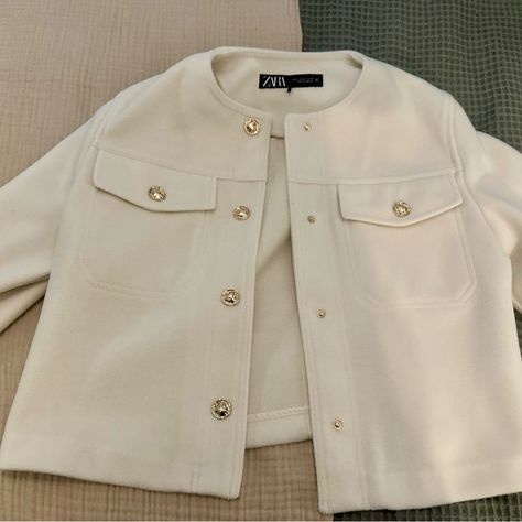 Zara Brand New White Jacket Size Medium Zara Jackets Women, Zara Brand, Zara Drip, Gold Jacket, Zara Gold, Zara Jacket, Zara Outfit, Balloon Sleeve Blouse, White Jacket