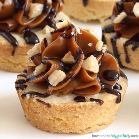 Easy Shortbread Recipe, Millionaire Shortbread Bars, Gingerbread Cookie Cups, Oreo Cookie Bar, Easy Shortbread, Millionaire's Shortbread, Chocolate Caramel Cookies, Caramel Cookies Bars, Cookie Cups Recipe