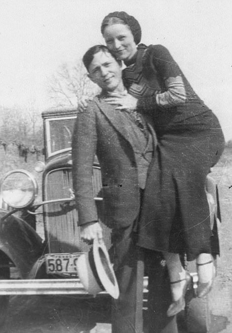 Final hours of Bonnie and Clyde revealed in kiss picture | Daily Mail Online Bonnie And Clyde Photos, Sonny Corleone, Clyde Barrow, Bonnie Und Clyde, Bonnie Parker, Vintage Photo Prints, Bonnie And Clyde, Billy The Kid, Bonnie Clyde