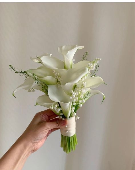 حفل توديع العزوبية, Lily Bridal Bouquet, Small Wedding Bouquets, Prom Bouquet, Simple Wedding Bouquets, Calla Lily Bouquet, Lily Wedding, Bridal Bouquet Flowers, Lily Bouquet