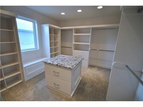 I wouldn't have a window in my closet Closet Remodel Diy, Master Closet Design, Closet Island, Boys Closet, Walk In Closet Design, Closet Renovation, Window Seats, Closet Layout, Closet Remodel