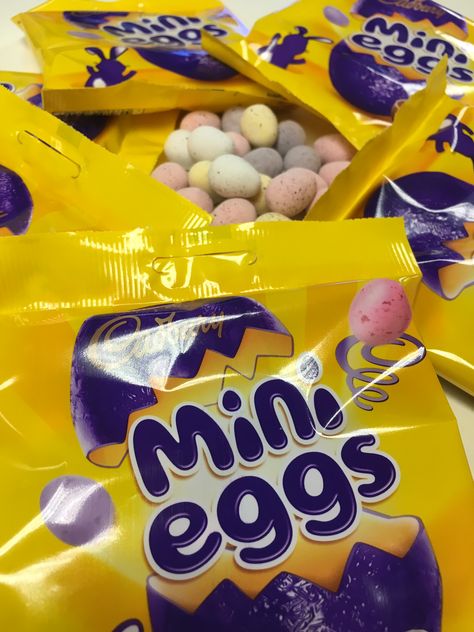 Who doesn't love mini eggs at easter? Cadbury's mini eggs are the perfect snack especially for those who gave up chocolate for lent, the perfect timing! Mini Eggs Packet, Mini Eggs Aesthetic, Lucy Aesthetic, Creative Easter Basket Ideas, Cadbury Mini Eggs, Sleepover Snacks, Egg Biscuits, Creative Easter Baskets, Cadbury Eggs