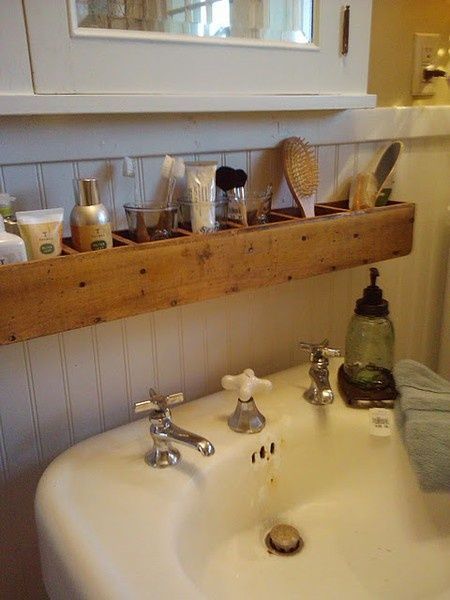 wall mounted storage Clever Bathroom Storage, Organization Wall, Shelves Above Toilet, Bathroom Organization Hacks, Bathroom Hacks, Small Space Bathroom, Bathroom Storage Shelves, Diy Casa, Small Space Storage