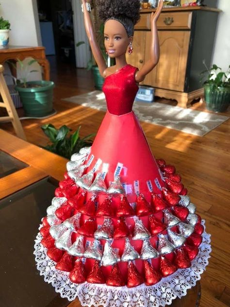 Diy Gifts Candy, Candy Bar Bouquet, Diy Dolls Making, Candy Gifts Diy, Candy Arrangements, Candy Bouquet Diy, Barbie Doll Cakes, Valentine Diy, Candy Dress