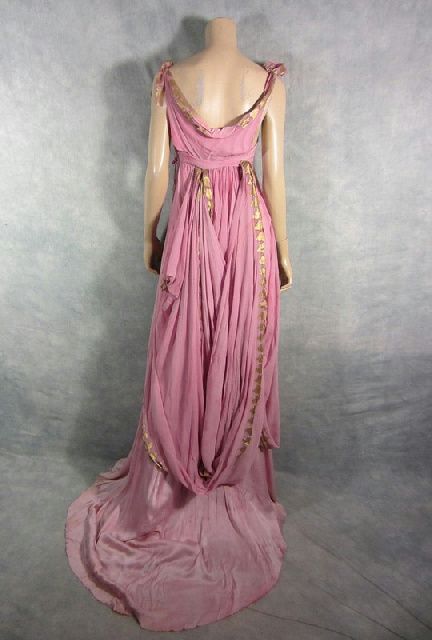 roman gown back Roman Clothes, Roman Dress, Greek Dress, Roman Costume, Goddess Dress, Roman Fashion, Period Outfit, Fantasy Gowns, Greek Clothing