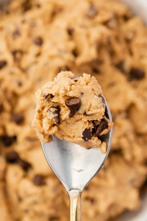 Gluten-free and egg-free, this gluten-free edible cookie dough is the answer to all of your scraping-the-bottom-of-the-bowl needs. You get all of the delicious chocolate chip sweetness without the stomach ache! Gluten Free Edible Cookie Dough, Chocolate Chip Cookie Dough Brownies, Cookie Dough Brownies, Raw Cookie Dough, Gluten Free Chocolate Chip Cookies, Cookie Dough Bites, Gluten Free Flour Blend, Choc Chip Cookies, Edible Cookies