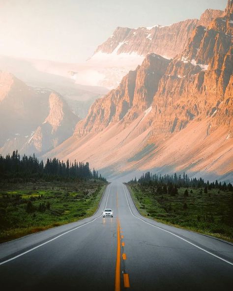 Paradise On Earth on Twitter: "Canada… " Fit Board, Icefields Parkway, Beautiful Roads, Landscape Pictures, Cool Landscapes, Banff National Park, Landscape Photos, Nature Pictures, Belle Photo