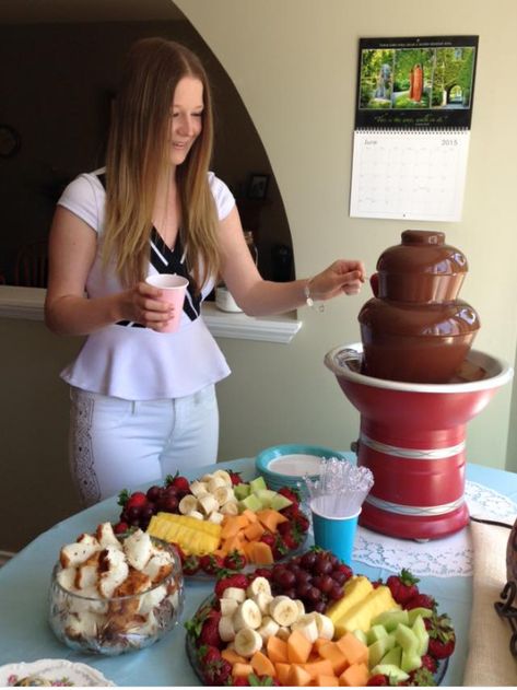 Chocolate Fountain Dipping Ideas, Chocolate Fountain Set Up Ideas, Chocolate Fountain Bar Birthday, Baby Shower Chocolate Fountain, What To Dip In Chocolate Fountain, Christmas Chocolate Fountain Bar, Chocolate Fountain Ideas Parties, Chocolate Fountain Set Up, White Chocolate Fountain Bar