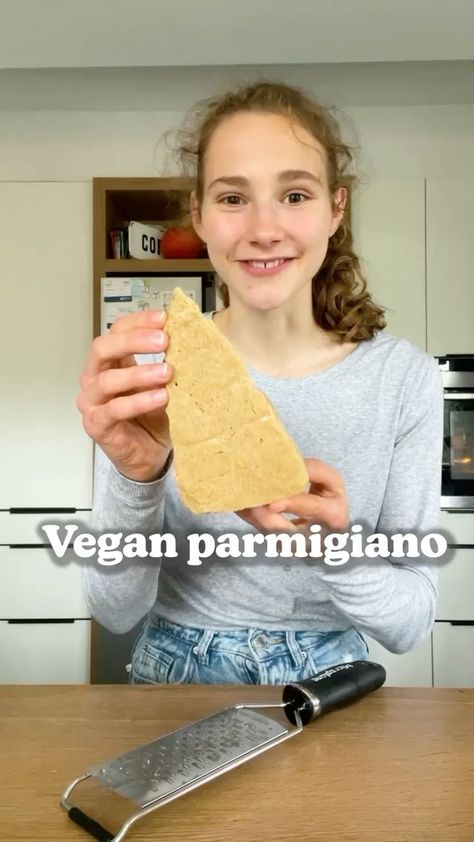 vegan_veganfood on Instagram: VEGAN PARMESAN 🧀 🌱 And it’s grateable! 😜 By @fitgreenmind RECIPE: (100g contain 592cal/18P/26C/36F): -2/3 Cup (160g) cashew butter (or… Recipes With Parmesan Cheese, Vegan Cheese Recipes, Vegan Parmesan Cheese, Vegan Dip, Parmesan Recipes, Turkey Recipe, Vegan Parmesan, Vegan Appetizers, Low Fat Recipes