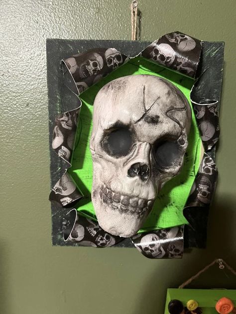 Bust Out Canvas Ideas, Busted Canvas Crafts Halloween, Halloween Busted Canvas, Busted Canvas Crafts Diy, Busted Canvas Crafts, Diy Horror Decor, Exploding Canvas, Tim Burton Party, Dollar Tree Crafts Diy