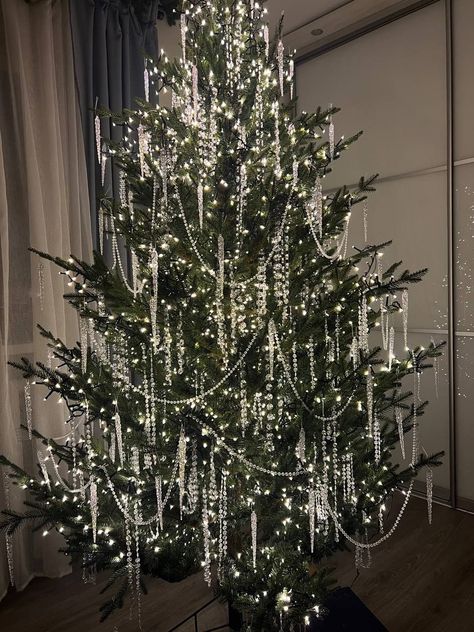 White Branches Christmas Decor, Christmas Tree Big Lights, Xmas Decor Aesthetic, Minimalistic Christmas Tree Ideas, Crystal Xmas Tree, Christmas Table Pieces, Anthropology Christmas Window Display, Chandelier Christmas Tree, White Christmas Aesthetic Decor