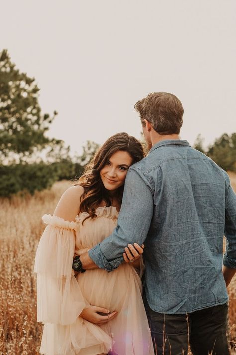 Posing For Pictures While Pregnant, Couple Maternity Photos Outdoor, Maternity Photo Hairstyles Long, Intimate Maternity Photos Couples Outdoor, Simple Maternity Pictures Outdoor, Cabin Maternity Shoot, Classy Maternity Photoshoot, Maternity Pics Outside, Maternity Shoot With Sonography