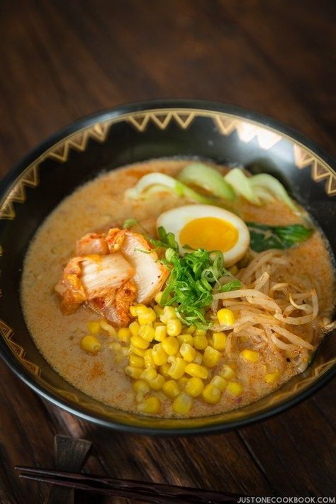 Ramen Easy, Vegetarian Ramen Recipe, Vegetarian Kimchi, Fresh Ramen Noodles, Chili Bean, Ramen Toppings, Vegetarian Ramen, Ramen Broth, Vegan Kimchi