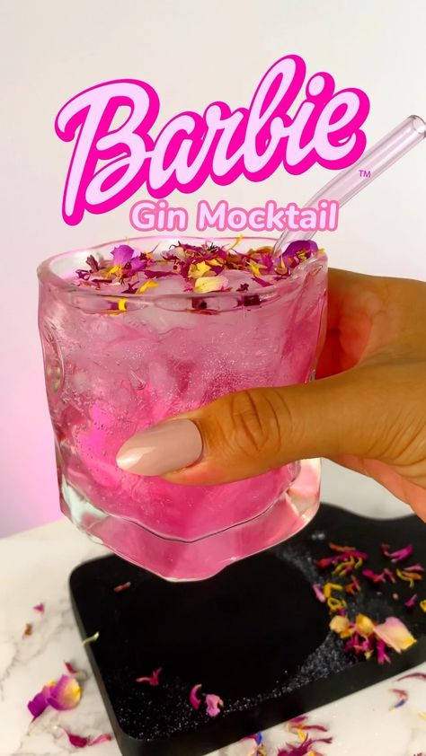 Barbie Drink, Bomb Drinks, Rose Drink, Zero Alcohol, Girly Drinks, Brandy Alexander, Pretty Alcoholic Drinks, Raspberry Rose, Gin Recipes