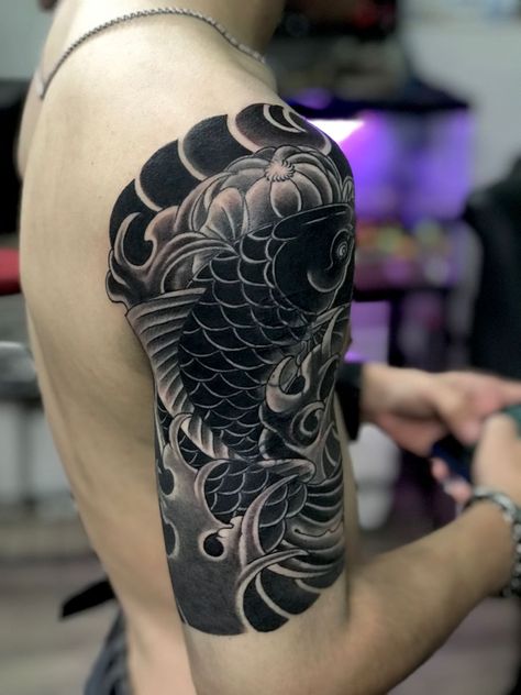 Koi Fish Tattoo Cover Up, ငါးကြင်း Tattoo Black, Cover Up Tattoos For Men Shoulder, Dark Koi Fish Tattoo, Jappo Tattoo, Japanese Cover Up Tattoo, Japanese Koi Fish Tattoo Sleeve, Black Koi Tattoo, Tatto Koi