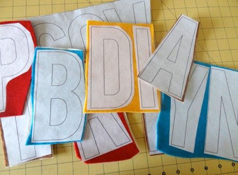 felt garland tutorial Letters Template, Felt Garlands, Letter Garland, Felt Templates, Paper Letters, Diy Tricotin, Beautiful Letters, Embroidery Tips, Easy Patterns