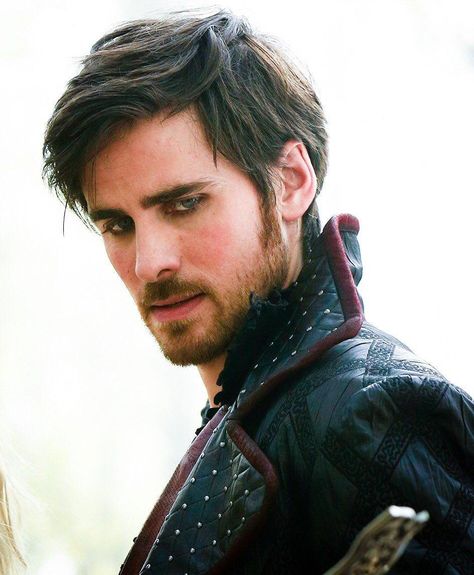 Colin O'Donoghue🍀 on Instagram: “Hottt😍😍😍 . . @colinodonoghue1 #colinodonoghue #colinodonoghue1 #captainhook #killianjones #ouat #onceuponatime” Hook Ouat, Killian Hook, Caitlin Stasey, Evil Queens, Once Up A Time, Ginnifer Goodwin, Colin O Donoghue, Hugh Laurie, Claire Holt