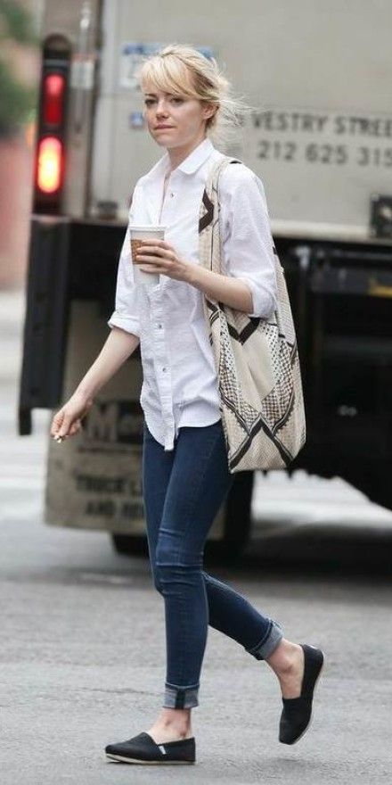 Casual Look Of Emma Stone Street Style Emma Stone Street Style, Emma Stone Style, Stone Street, Mode Chic, Celebrity Street Style, Emma Stone, Mode Inspo, 여자 패션, Mode Inspiration