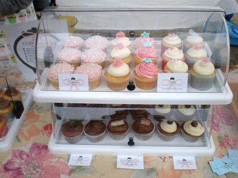 Inspired by: Cupcake display Cupcake Stall Display Ideas, Cupcake Pop Up Shop Display, Cake Stall Display Ideas, Cake Stall, Home Bakery Business, Bakery Store, Decoration Patisserie, Baking Packaging, Bakery Decor