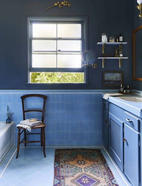 Blue Bathroom Tile, Bad Inspiration, Casa Vintage, Emily Henderson, Bathroom Update, Blue Bathroom, Blue Tiles, Dream Spaces, Küchen Design