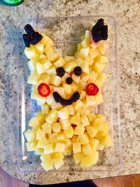 Pikachu Fruit Platter, Pokemon Theme Snacks, Pikachu Party Food Ideas, Pokemon Fruit Tray, Pokemon Veggie Tray, Pokemon Party Snacks, Pokemon Rice Krispie Treats, Pokemon Snacks Ideas, Pineapple Fruit Tray