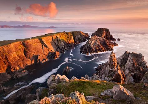 Last light at Malin Head Hiking Photos, Donegal Ireland, Ireland Landscape, Ireland Vacation, Ireland Travel, Places Around The World, Asia Travel, Landscape Photos, Most Beautiful Places