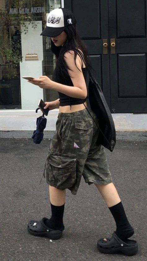 Tomboy Aesthetic Pictures, Street Tomboy Style, Soft Tomboy Outfit, Emo Hiking Outfit, Streetwear Tomboy Outfits, Tomboy Style Summer Outfits, Masc Techwear Outfits, Tomboy Goth Aesthetic, Tomboy Core Aesthetic