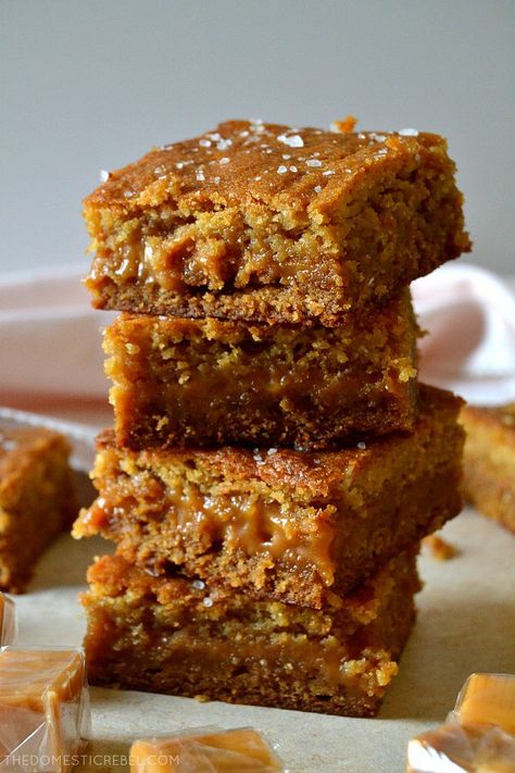 Caramel Tray Bake, Salted Caramel Bars Recipe, Salty Caramel Cake, Caramel Blondies Recipe, Salted Caramel Blondies, Salted Desserts, Salted Caramel Blondies Recipe, Gooey Recipes, Caramel Blondies