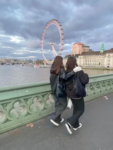 London Pics With Friends, London Girls Aesthetic, Friends In London Aesthetic, England Trip Aesthetic, London Best Friends, London With Best Friend, London Girls Trip Aesthetic, London With Bestie, London With Friends Aesthetic