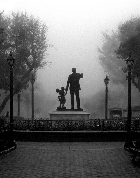 Walt & Mickey Disney Parque, Images Disney, Retro Video, Arte Disney, Disney Life, Happiest Place On Earth, Disneyland Resort, Disney Dream, Disney Fun