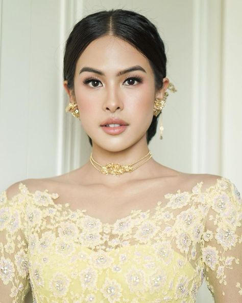 Javanese Wedding Makeup, Maudy Ayunda Kebaya, Kebaya Hairstyle, Hair Do Kebaya, Kebaya Hairdo, Graduation Hairdo, Hairdo Wisuda, Indonesian Makeup, Pre Wedding Photoshoot Theme