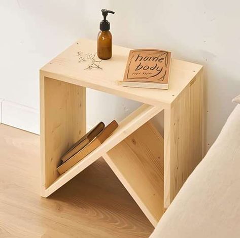 Small Wood Table, Unusual Bedside Tables, Fabrication Table, Diy Bedside Table, Diy Muebles Ideas, Прикроватные Тумбочки, Wood Bedside Table, Woodworking Inspiration, Minimalist Room