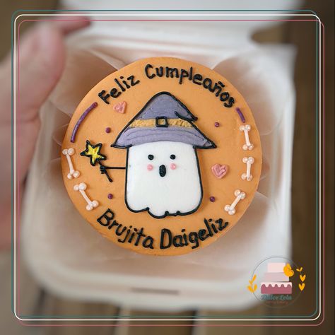 Follow us:
dulcelolacake - instagram
Dulce Lola - Facebook Halloween Cake Birthday, Halloween Bento Cake, Pasteles Halloween, Spooky Birthday, Cake Halloween, Halloween Birthday Cakes, Pastel Cake, 21st Bday Ideas, Witch Ghost