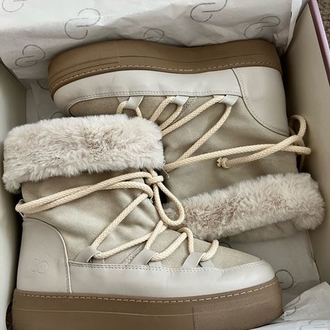 Cute Snow Shoes, Cute Winter Shoes For Women, Snow Boots Aesthetic, Winter Shoes 2024, Winter Boots Aesthetic, Cute Winter Shoes, Winter Fur Boots, Cute Snow Boots, Toronto Trip