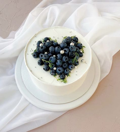 Berry Cake Aesthetic, Modern Birthday Cakes For Women Simple, Cheesecake Ideas Creative, Blueberry Cake Decoration, Blueberry Wedding Cake, Birthday Cake For Women Simple, Blueberry Wedding, Cake With Fruit, Modern Birthday Cakes