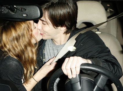 Justin Long, This Girl Can, Drew Barrymore, Big Picture, Celebrity Couples, Celebrity Pictures, Vr Goggle, Photo Galleries, Personal Style