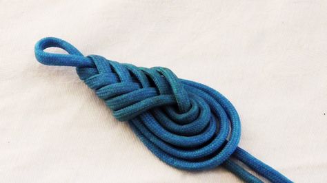 Come Intrecciare, Celtic Heart Knot, Tutorial Macramé, Decorative Knots, Nautical Knots, Knot Tying, Paracord Knots, Heart Knot, Knots Diy