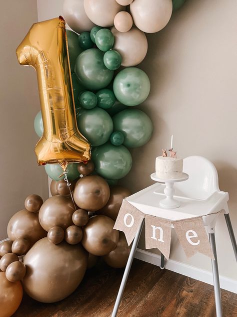 Birthday party decorations Nature Theme First Birthday, Woodland One Year Birthday, 1rst Birthday Boy, Forest Theme Birthday Party, Smash Cake Birthday, Balloon Decorations Diy Tutorials, Woodland First Birthday, First Birthday Cookies, 1st Birthday Balloons