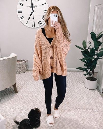 Casual Cardigan Outfits Leggings, Cropped Button Cardigan Outfit, Off The Shoulder Cardigan Outfit, Leggings Outfit With Cardigan, Cosy Spring Outfits, Oversized Button Cardigan Outfit, Cardigan Outfit Leggings, Cardigan With Leggings Outfit, Cardigan Outfit Fall Casual