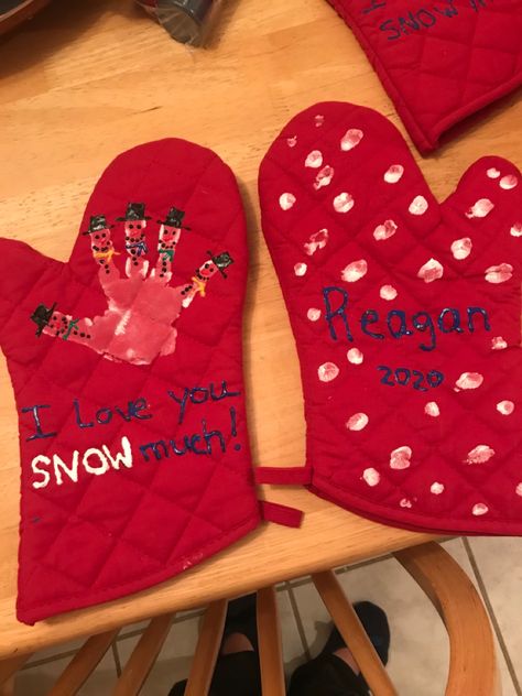 Holiday Gifts From Toddlers To Parents, Oven Mitt Gift Ideas Christmas From Kids, Oven Mitt Christmas Gift, Handprint Oven Mitt Christmas Crafts, Hand Print Oven Mitt Christmas, Christmas Oven Mitt Gift For Kids, Winter Parent Gifts From Kids, Oven Mitt Crafts, Handprint Oven Mitt