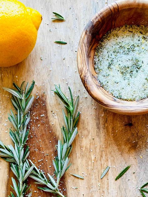 Rosemary Salt - Aubrey's Kitchen Rosemary Salt Recipe, Flavored Salts Recipes, Easy Handmade Gift Ideas, How To Grow Rosemary, Grow Rosemary, Flavored Salt, Infused Salt, Rosemary Salt, Growing Rosemary