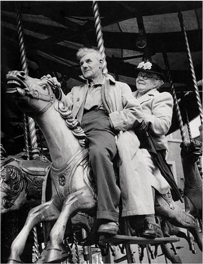 Rester jeune en toute circonstance ! #Geneanet Vieux Couples, Act Your Age, Vintage Foto's, Grow Old With Me, Robert Doisneau, Growing Old Together, Old Couples, Never Too Old, Merry Go Round