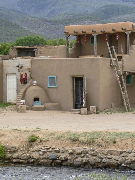 Adobe House Bathroom, Modern Adobe House Exterior, Modern Adobe House, Village Pic, Pueblo House, Adobe Houses, Super Adobe, Adobe Homes, Old House Design