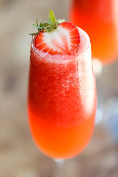 Strawberry Lemonade Bellini - This is a fun twist to your traditional peach bellini, made into a boozy-type slushy using only 4 ingredients with 5 min prep! Lemonade Beyonce, Jello Shot, Prosecco Cocktails, Peach Bellini, Mothers Day Brunch, Alcohol Drink Recipes, Fruit Drinks, Strawberry Lemonade, Daiquiri